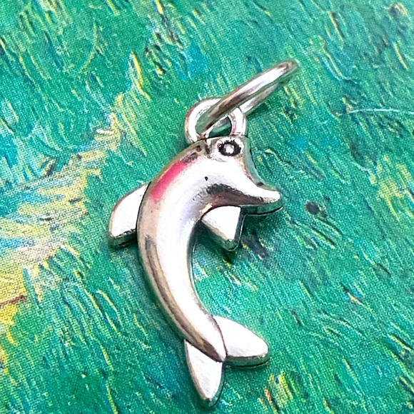5/$10❤️❤️❤️NEW TIBETAN SILVER DOLPHIN CHARM PENDANT - Picture 1 of 2